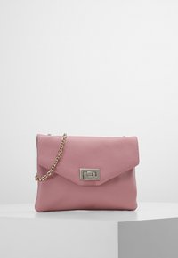 Różowa kopertówka ze skóry o fakturowanym wykończeniu, z łańcuszkowym paskiem i prostokątną, srebrną klamrą z przodu zapewniającą bezpieczne zamknięcie.