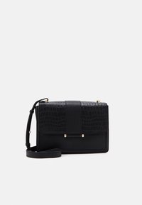 Sort rektangulær crossbody taske med struktureret låg, central rem og justerbar skulderrem på hvid baggrund.