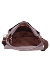 Borsa in tela grigia con interno marrone, dotata di chiusura con zip, tracolla regolabile e dettagli in pelle. Design strutturato con un ampio scomparto.