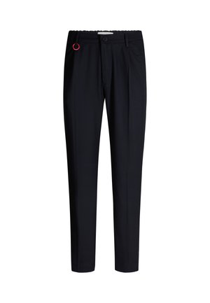 Schwarze Hose mit einem elastischen Bund, konisch zulaufendem Bein und einem roten Metallring-Akzent im Bereich der vorderen linken Tasche.