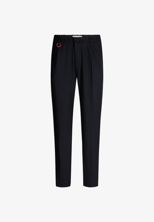 Zwarte broek met een elastische tailleband, taps toelopend ontwerp en een rode metalen ringaccent aan de voorkant van het linkerzakgebied.