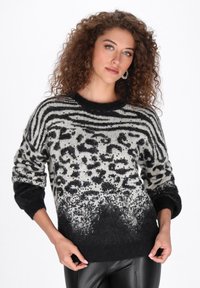 Zwart en grijs gebreid sweater met een luipaardprint, pailletten en een gradientdesign van licht naar donker aan de onderkant.