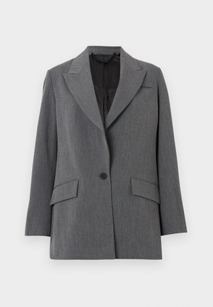 Blazer gris con una tela texturizada, solapa de muesca, dos bolsillos delanteros, cierre de un botón y forro interior negro.