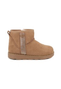 Stivaletto alla caviglia in suede color nocciola con una finitura testurizzata, dotato di un accento di strass su un lato e una morbida fodera interna. Suola in gomma piatta.