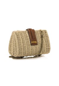 Bolso de mano de paja trenzada en beige con una correa de cuero marrón, que presenta una correa de cadena para el hombro y un sutil detalle de logotipo grabado.