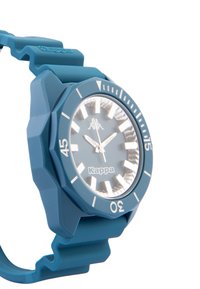 Blå silikon klocka med hexagonal design. Har en grå urtavla, silverfärgade timmarkeringar och en logotyp. Inkluderar minut- och sekundvisare.