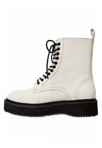 Botín blanco con cordones hasta el tobillo, con una superficie texturizada, suela de plataforma negra y cordones en contraste. Presenta un diseño minimalista con líneas limpias.