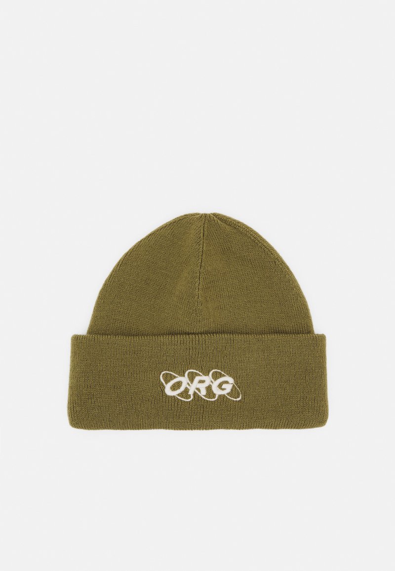 Gorro de malha verde-azeitona com uma dobra na aba, apresentando o texto branco bordado "ORG" em um design estilizado na frente.