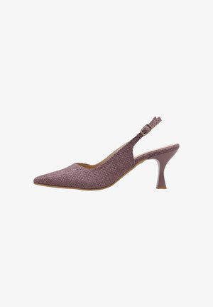Zapato de salón con tira trasera texturizado en color lavanda, con punta afilada y tacón delgado de plástico transparente. Cuenta con una correa ajustable con hebilla metálica.
