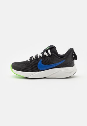 STAR RUNNER 4 UNISEX - Competition running shoes - black/racer blue/summit white/green strike