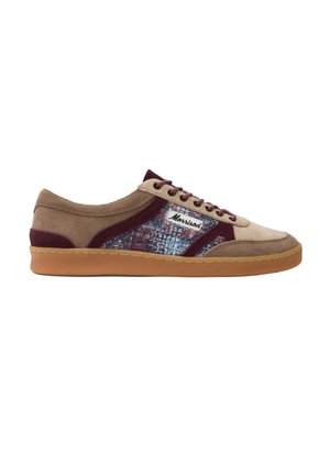 Baskets basses casual en daim beige, avec des accents rouge foncé, un panneau latéral à motifs multicolores, une semelle gomme et un patch logo "Morrison" sur le côté.