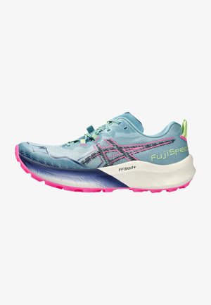 Lichtblauwe hardloopschoen met een textuur van mesh bovenkant, roze accenten en een witte zool met een blauwe gradient. Opmerkelijke branding aan de zijkant.