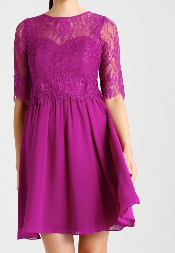 Fialové šaty s krajkovým korzetem, krátkými rukávy, láskyplným výstřihem a splývavou šifonovou sukní, která se na okraji krásně drapí.