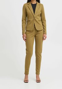 Olivově zelený, elegantně střižený blejzr s jedním knoflíkem, spárovaný s odpovídajícími slim-fit kalhotami. Hladká tkanina, minimalistický design a bez vzorů.