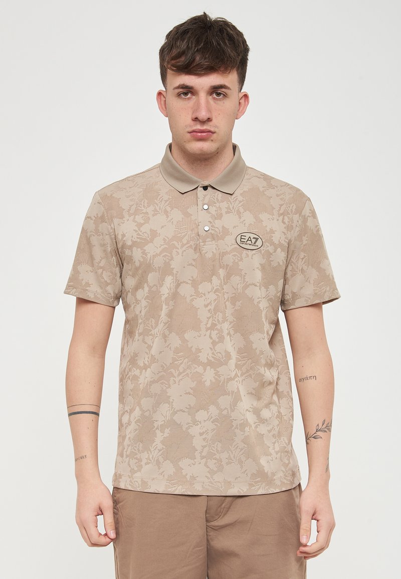 Polo shirt beige con motivo, caratterizzato da un colletto e una abbottonatura con tre bottoni. Logo EA7 sul lato sinistro del petto; maniche corte.