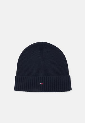 Granatowa prążkowana czapka beanie z mankietem i małą prostokątną czerwoną, białą oraz granatową logo na środku przodu.