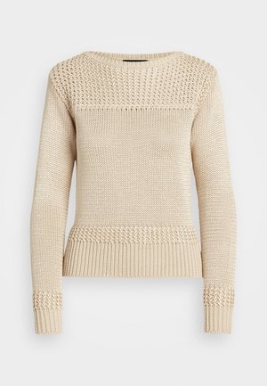 Pull tricoté beige avec des motifs texturés sur le haut de la poitrine, les poignets et l'ourlet, avec des manches longues et un col rond.