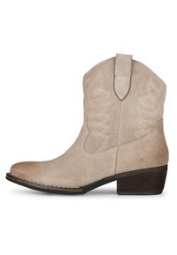 Botte cowboy en daim beige avec une pointe arrondie, des coutures décoratives et un talon en bois empilé. Tirant à l'arrière pour un enfilage facile.