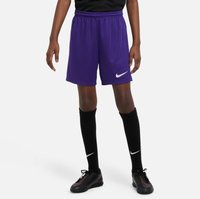 Paarse sport shorts met een elastische tailleband en een wit Nike-logo. Gecombineerd met zwarte knielange sokken en zwarte sportschoenen.