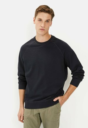 Navyblauwe sweatshirt met een ronde halslijn, lange raglanmouwen en geribbelde manchetten. De stof heeft een gladde textuur en een losse pasvorm.