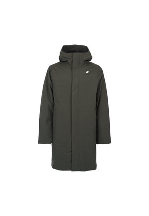 Donkergroen, lange, gewatteerde jas met een capuchon. Voorzien van een rits aan de voorkant, zijzakken en een klein logo op de borst. Glad materiaal.