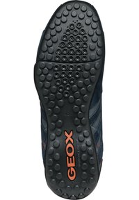 Podeszwa sneakerów GEOX w czarnym gumowym kolorze, z okrągłymi wzorami antypoślizgowymi, teksturowanymi detalami oraz kolorowym akcentem z logo marki i rozmiarem 42.