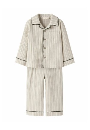 Ensemble de pyjama deux pièces à rayures crème, composé d’une chemise boutonnée sur le devant avec une poche poitrine, un col à revers cranté et une bordure foncée, assortie à un pantalon droit.