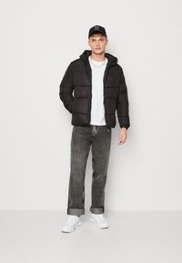 Jack & Jones CHILI PUFFER HOOD - Giacca invernale - schwarz