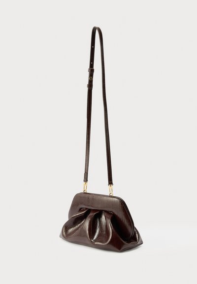 Σκούρο καφέ δερμάτινη τσάντα ώμου με μαλακό, συγκεντρωμένο σώμα και ρυθμιζόμενο μακρύ λουρί με χρυσές μεταλλικές λεπτομέρειες.