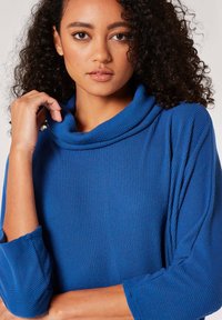 Apricot COWL NECK - Strickkleid - blue