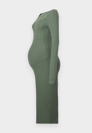 Vestido de maternidad de suave tejido acanalado, de manga larga, en un corte ajustado y color verde. Presenta un escote redondo y una longitud larga.