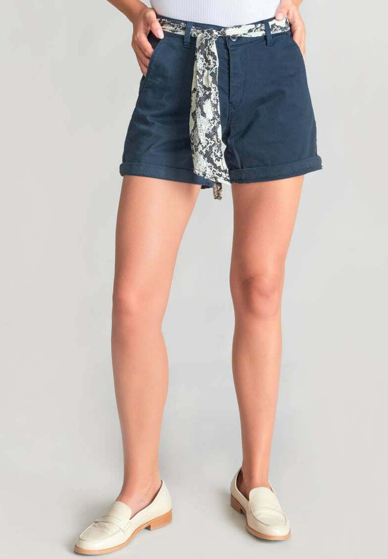 Marineblauwe shorts met een opgerolde zoom, voorzien van een riem van stoffen met slangenhuidpatroon, geknoopt in de taille. Glad katoen materiaal.