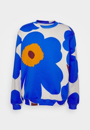 Sudadera con grandes flores azules, centros naranjas y fondo blanco, con mangas largas y cuello redondo.
