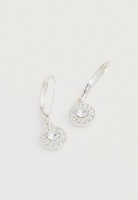 Sidabrinės spalvos kabantys auskarai, kurių dizainas – apskritas su dideliu skaidriu akmeniu, apsuptu mažesnių skaidrių kristalų.