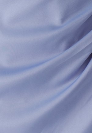 Tessuto azzurro chiaro con una superficie liscia e morbida, che si drappeggia elegantemente, mettendo in risalto una lucentezza sottile e onde leggere nel materiale.