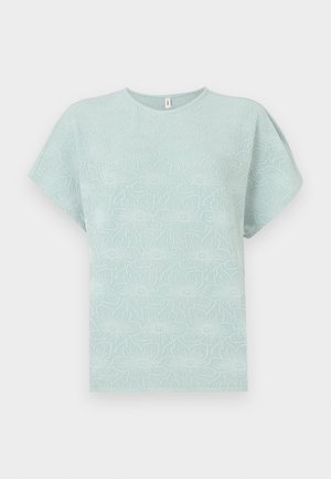 T-shirt bleu clair avec un motif floral texturé, col rond et manches courtes et larges. Confectionné dans un tissu doux et respirant.