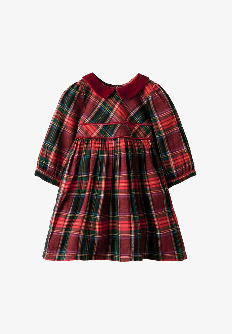 Abito per bambina a maniche lunghe in plaid rosso e verde, con gonna arricciata e colletto Peter Pan in velluto su sfondo bianco.