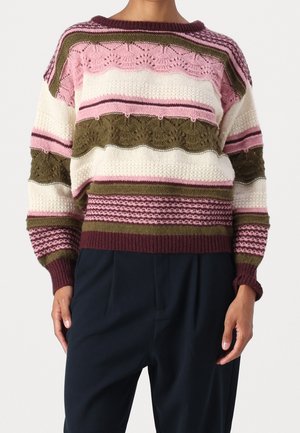 Gebreide trui met horizontale strepen in roze, crème, groen en bordeauxrood, met textuurdetails en een brede halslijn.