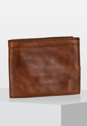 Cartera de cuero marrón con una textura suave, diseño de dos pliegues y costuras visibles a lo largo de los bordes. Forma rectangular compacta, sin adornos.