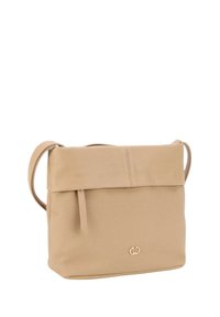 Beige crossbody taske med struktureret overflade, fold-over klap og justerbar rem. Har et diskret logo-accent på forsiden.