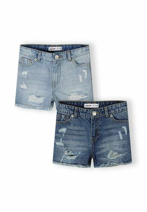 Dwie pary postrzępionych szortów z denimu w jasnoniebieskim i ciemnoniebieskim kolorze, z postrzępionymi krawędziami i zapięciem na guziki z przodu, oznaczone jako "minoti".