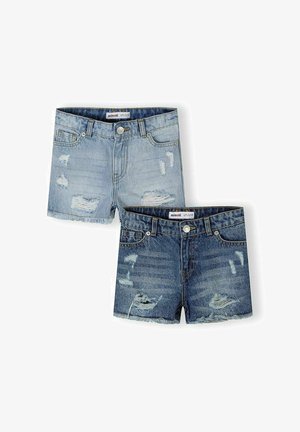 Zwei Paar verwaschene Jeansshorts in hell- und dunkelblau, mit ausgefransten Säumen und Knopfleisten vorne, mit dem Etikett "minoti".