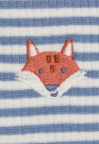 Stribet blå og hvid strikket stof med en broderet orange ræveansigt centreret på materialet.