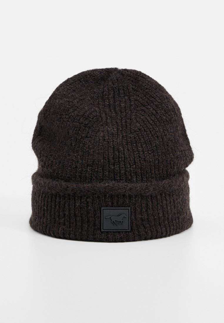 Ciemnobrązowa wełniana czapka z dzianiny, z podwiniętym rondem i teksturowanym wykończeniem. Zawiera czarną prostokątną naszywkę z logo.