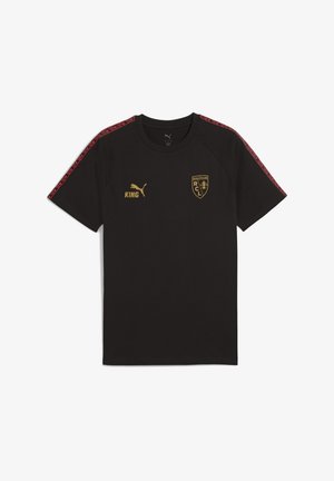 Sort kortærmet t-shirt lavet af bomuld. Har røde mønstrede detaljer på skuldrene, guld "KING" logo og klubmærke på brystet.