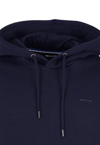 Felpa blu navy con cappuccio regolabile, texture morbida, tasca a marsupio e un logo discreto sul petto. Presenta un cappuccio foderato.