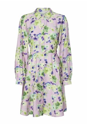 Kukallinen mekko, jossa on vaalean violetti kangas, joka on koristeltu vihreillä ja sinisillä kukilla. Mekko on pitkähiha, kauluksellinen ja edestä napitettava.