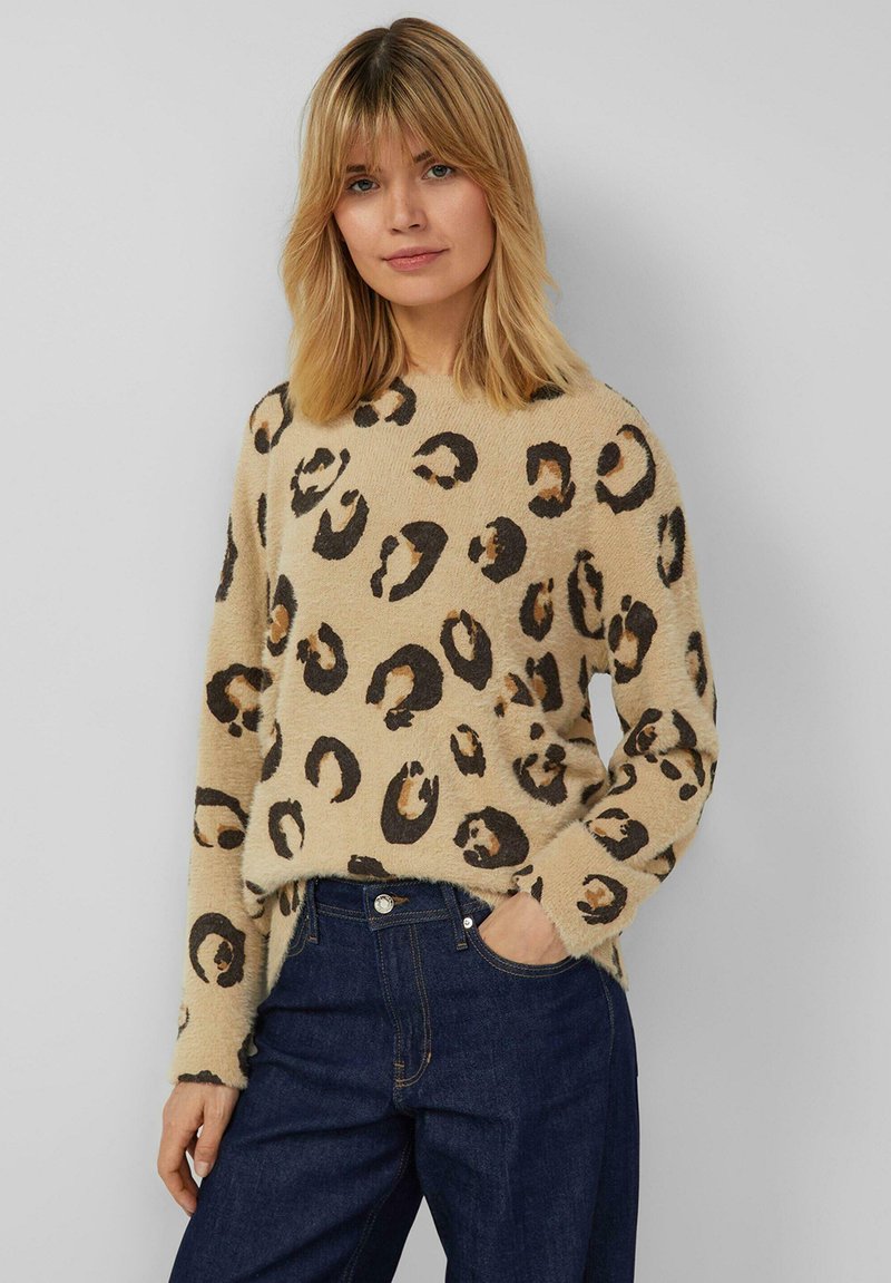 Beige trui met luipaardprint in zwart en bruin, gemaakt van zacht, getextureerd materiaal. Voorzien van lange mouwen en een losse pasvorm.