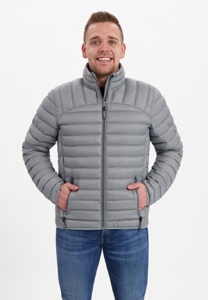 Grijze pufferjack met horizontaal quilterpatroon, hoge kraag en ritssluiting aan de voorkant, met zijzakken en een gladde textuur.