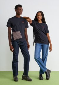 Salomon FURIOUS TEE UNISEX - Trükipildiga T-särk - deep black